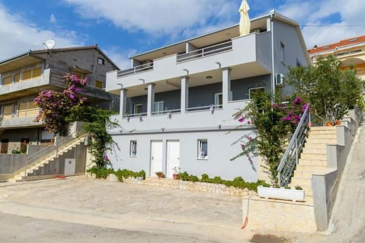 Apartment In Okrug Gornji With Sea View, Air Conditioning, Wifi, Washing Machine 5049-1 Trogir