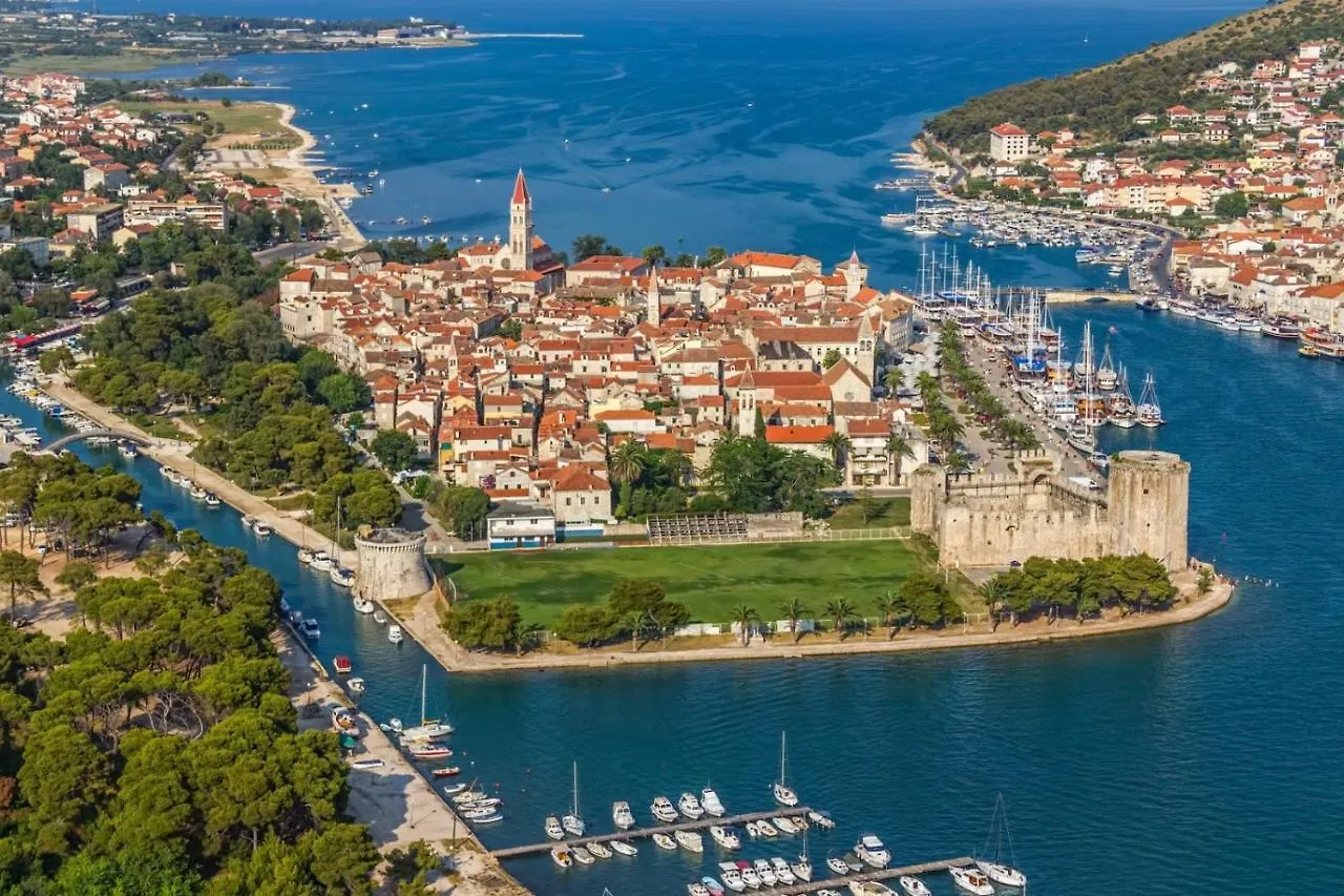 Apartment In Okrug Gornji With Sea View, Air Conditioning, Wifi, Washing Machine 5049-1 Trogir